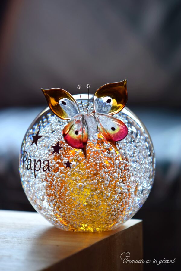 GU2019 | Bolurn und Schmetterling aus cognacbraunem/ transparentem Glas personalisiert – Bild 3