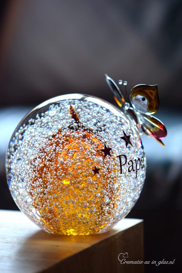 GU2019 | Bolurn und Schmetterling aus cognacbraunem/ transparentem Glas personalisiert – Bild 4
