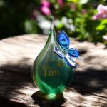 GU2008 | Urntje van groen en vlinder van blauw transparant glas  gepersonaliseerd