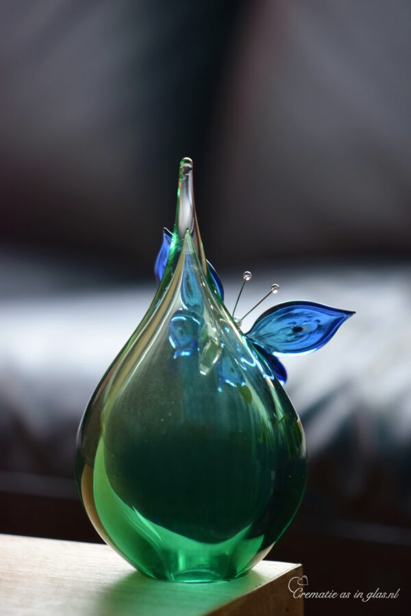 GU2008 | Personalisierte grüne und Schmetterlingsurne aus blauem transparentem Glas – Bild 3