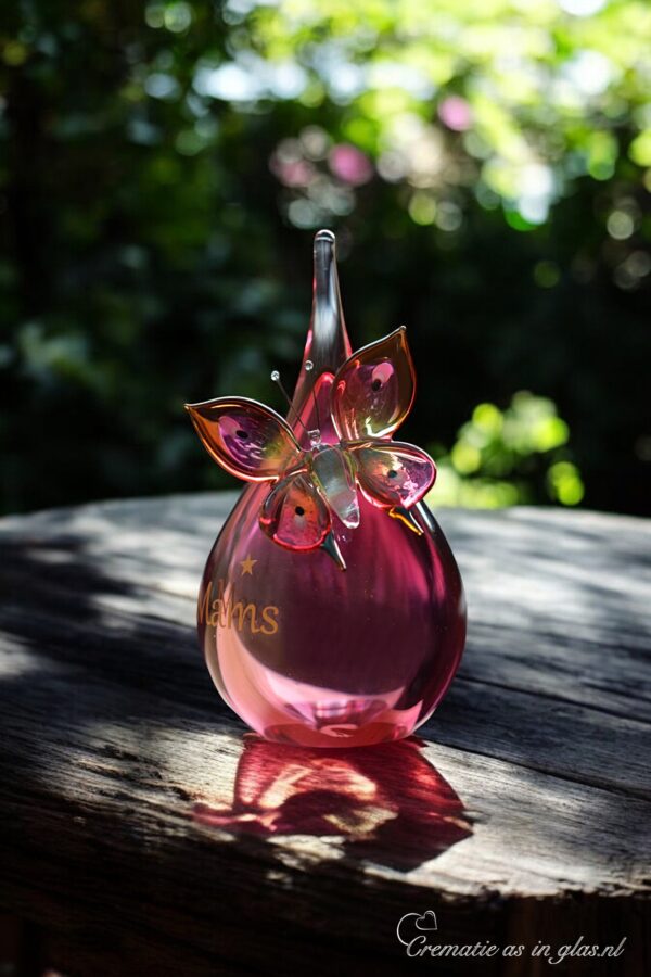 GU2009 | Urne und Schmetterling aus rosa transparentem Glas personalisiert