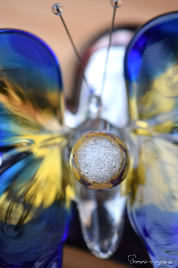 CVU3002 | Glass urn personalized with cremation ashes fixed in glass - Image 3