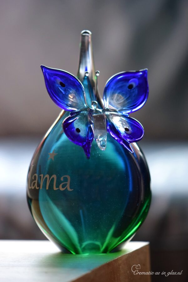 GU2002 | Urne und Schmetterling aus grünem und blauem transparentem Glas personalisiert – Bild 4