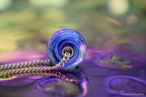 crematie-as glasbedel blauw met 14 karaat gouden kern en gouden collier