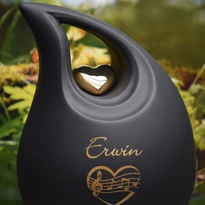 Druppelvormige urn zwart met gouden letters en een gouden hartje