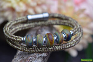 Urn heren gedenkarmband van geel met bruin sailrope met vijf natuurkleurige glasbedels