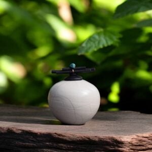 Witte ronde urn met zwarte dop