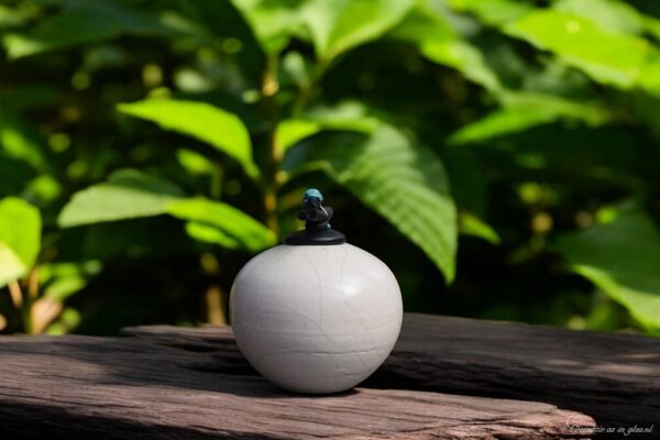 Urne ronde blanche avec capuchon noir