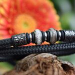 Dubbel gedraaide antraciet sailrope herenarmband met rvs bedels