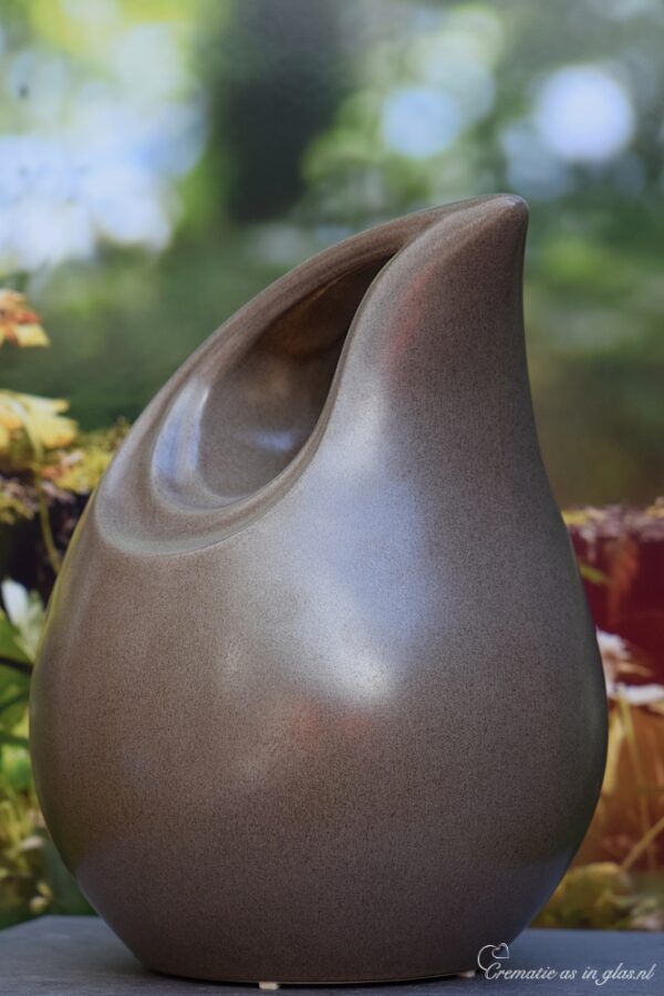 Back of drop-shaped urn