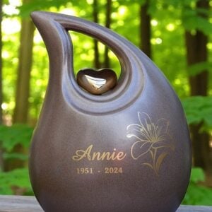 Druppelvormige urn grijs-bruin met gouden letters