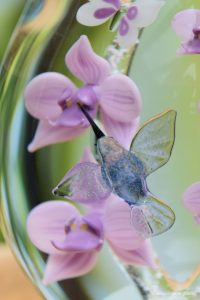 een kolibrie en orchideeën handgemaakt van glas