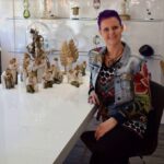 jet zit aan een tafel in de showroom