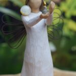 Willow Tree figurine Angel of Hope – engel met draadvleugels die een kaarsje voor zich uit houdt