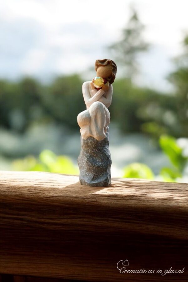 Willow Tree figurine Always – zittend meisje op een rots met een hartje in haar hand