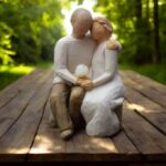 Willow Tree figurine Anniversary – zittend stel dat elkaar omhelst op een bankje