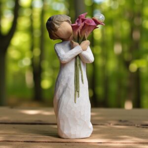 Willow Tree beeldje Bloom met vrouw in witte jurk die een bos rode aronskelken tegen zich aan klemt