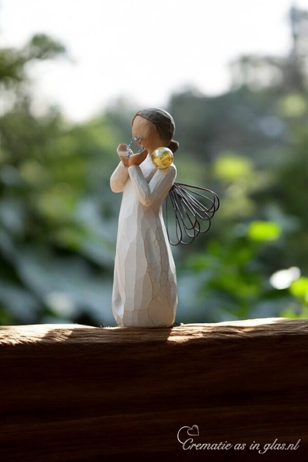 Willow Tree figurine Bright Star – staande vrouw die een ster in haar handen houdt