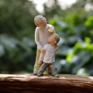 Willow Tree figurine Brothers – staande grotere broer die zijn jongere broertje vasthoudt