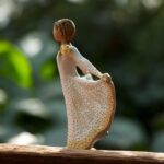 Willow Tree figurine Butterfly – meisje dat haar vlinderachtige jurk als vleugels openhoudt