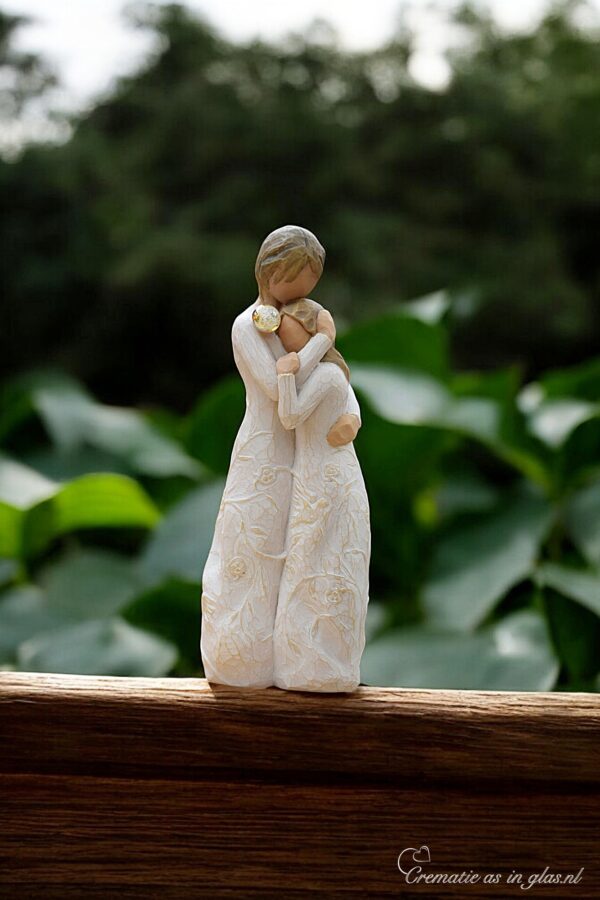 Willow Tree figurine Close to Me – moeder en dochter in innige omhelzing