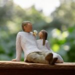Willow Tree figurine Father and Daughter – vader en dochter zittend op de grond dicht tegen elkaar aan