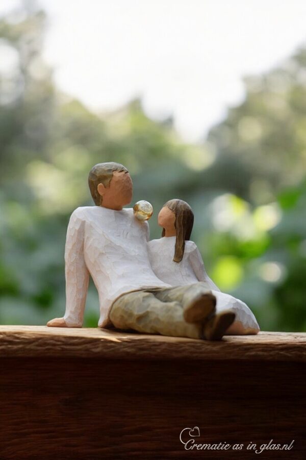 Willow Tree figurine Father and Daughter – vader en dochter zittend op de grond dicht tegen elkaar aan