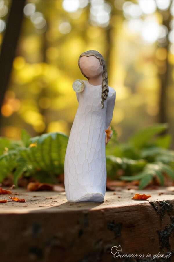 Willow Tree beeldje For You met meisje dat gele bloemen achter haar rug houdt en een glazen mini-urn op haar schouder.
