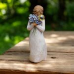 Willow Tree figurine Forget-Me-Not – vrouw met bosje blauwe vergeet-mij-nietjes tegen haar borst