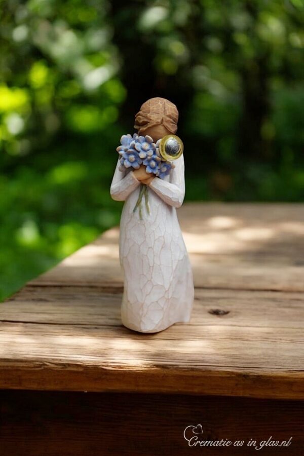 Willow Tree figurine Forget-Me-Not – vrouw met bosje blauwe vergeet-mij-nietjes tegen haar borst