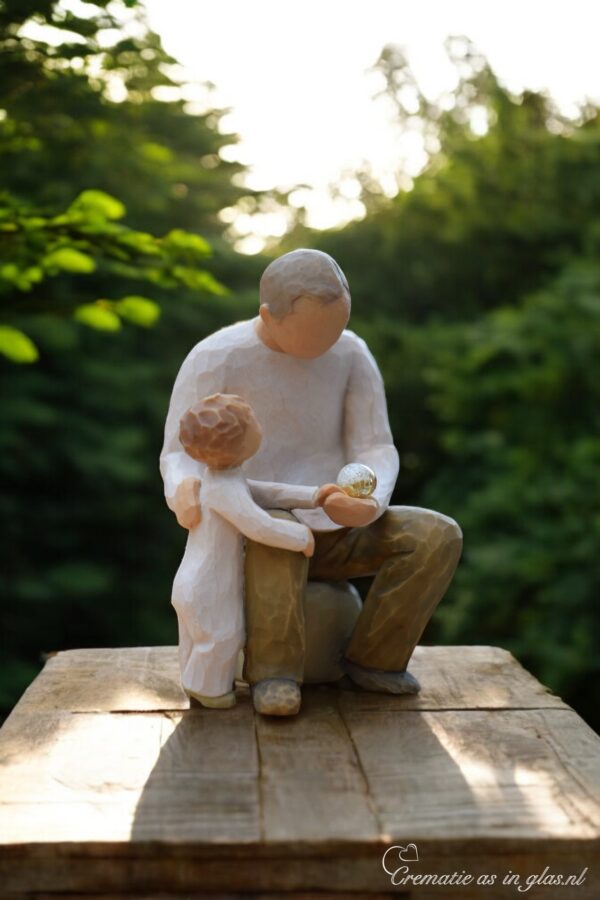 Willow Tree figurine Grandfather and Grandchild – grootvader zit op een bankje