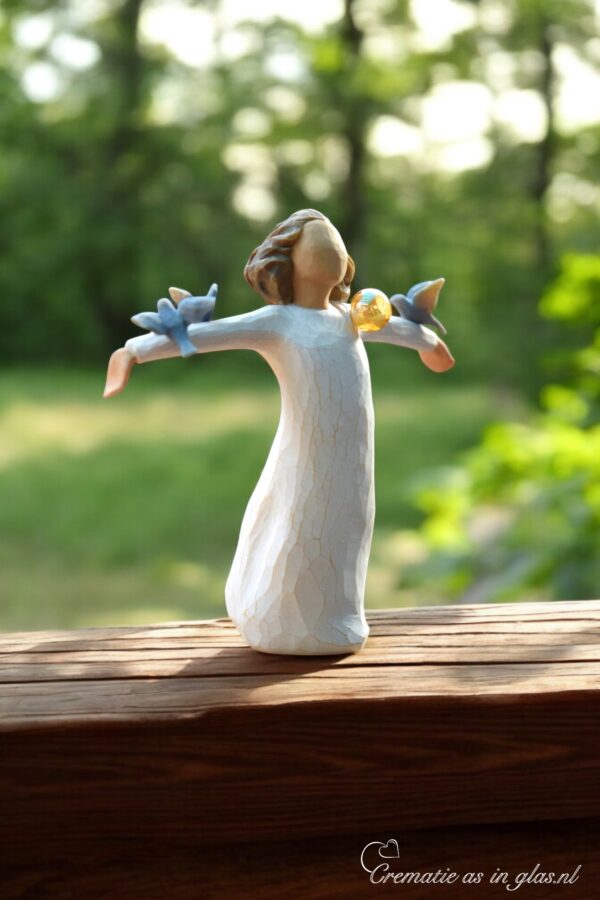Willow Tree figurine Happiness – vrouw met uitgestrekte armen waarop drie vogels zitten