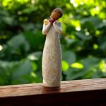 Willow Tree figurine Je t’aime – vrouw met rood hart tegen haar borst