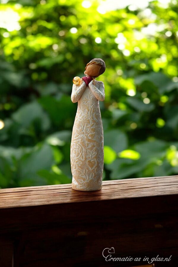 Willow Tree figurine Je t’aime – vrouw met rood hart tegen haar borst