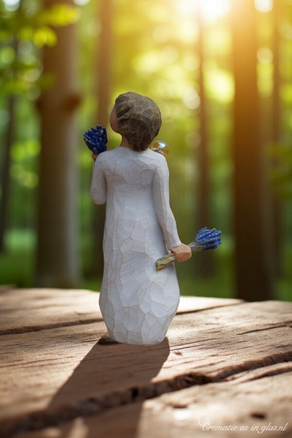 met glazen mini-urn voor as of haarlok op haar schouder.