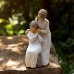 Willow Tree figurine Loving My Mother – moeder staat achter haar dochter op een bankje en houdt haar liefdevol vast