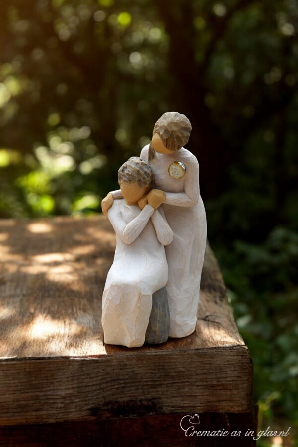 Willow Tree figurine Loving My Mother – moeder staat achter haar dochter op een bankje en houdt haar liefdevol vast