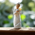 Willow Tree figurine Nurture – staande vrouw die een vogeltje in haar handen vasthoudt