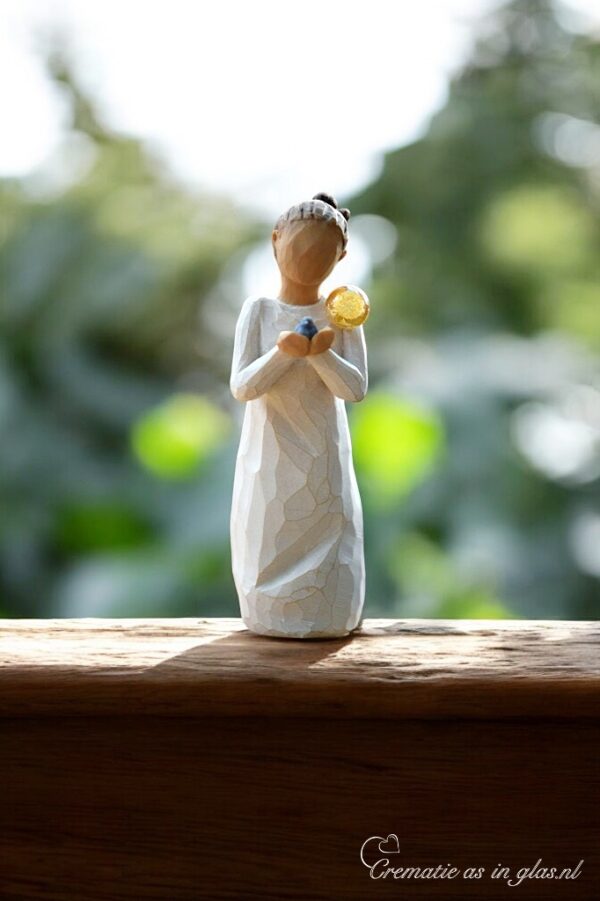 Willow Tree figurine Nurture – staande vrouw die een vogeltje in haar handen vasthoudt