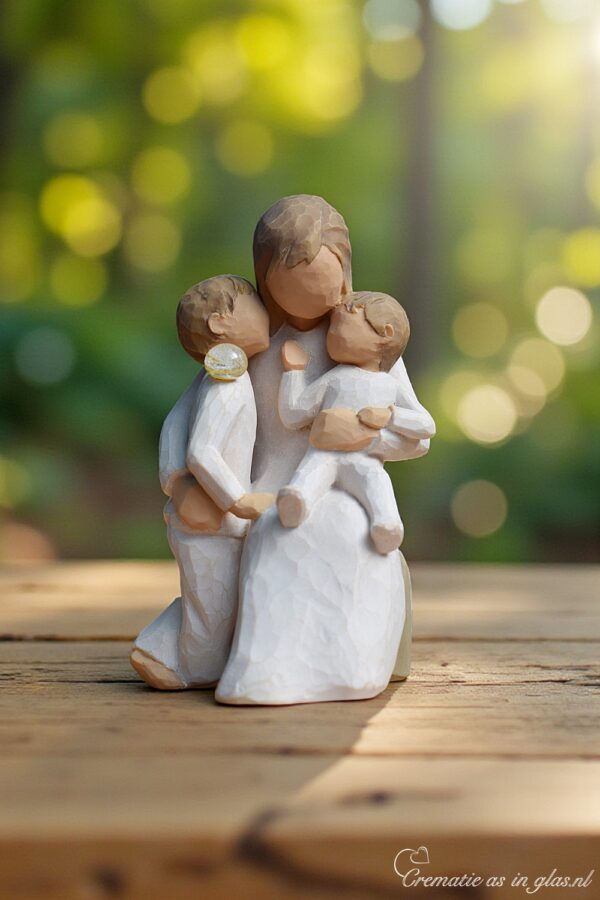 Willow Tree beeldje Quietly met moeder die twee kinderen vasthoudt