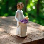 Willow Tree figurine Simple Joys – meisje met lila en paarse bloemen in haar handen