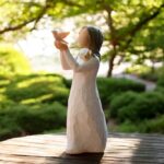 Willow Tree figurine Soar – vrouw die een vogeltje loslaat uit haar handen