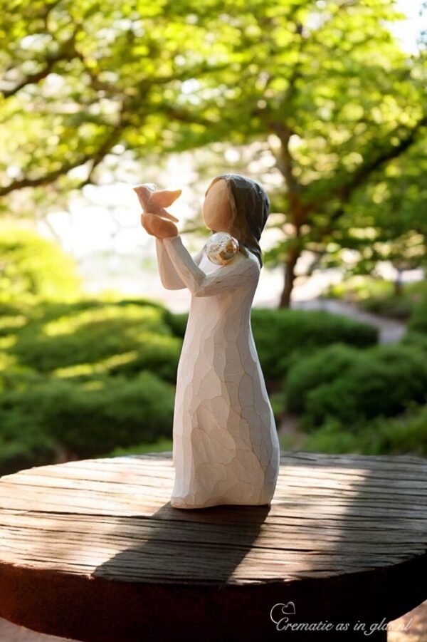 Willow Tree figurine Soar – vrouw die een vogeltje loslaat uit haar handen