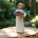 Willow Tree figurine Beautiful Wishes – vrouw met een bos paarse tulpen tegen haar borst
