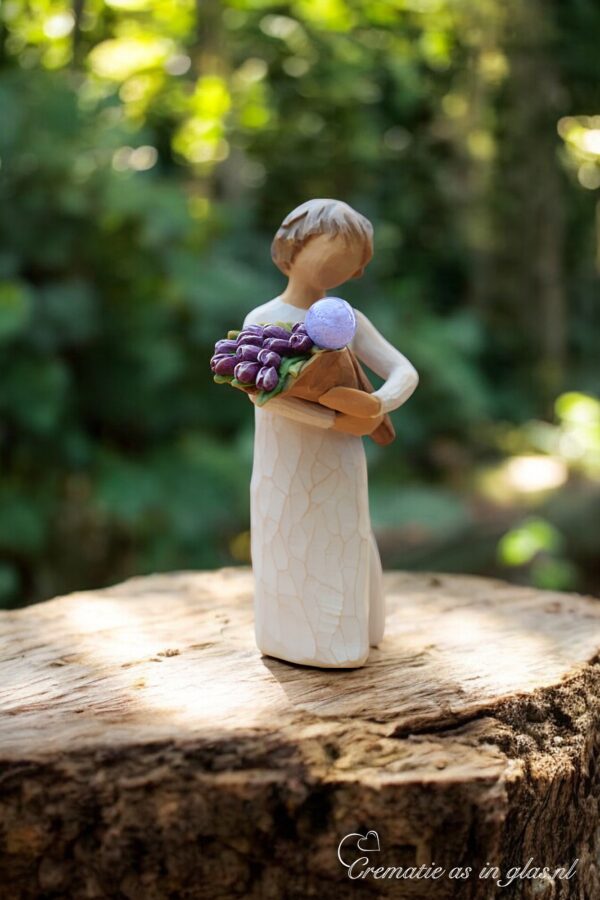 Willow Tree figurine Beautiful Wishes – vrouw met een bos paarse tulpen tegen haar borst
