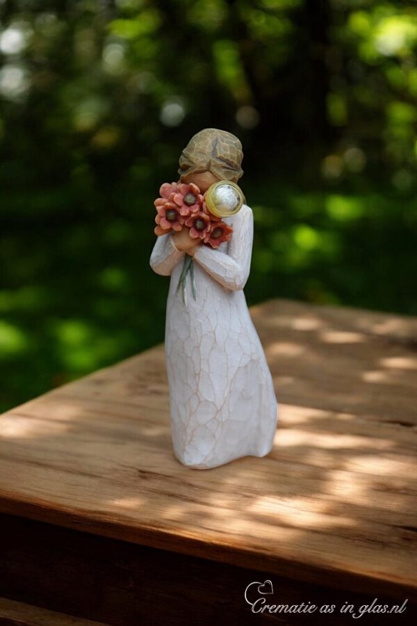 Willow Tree figurine Surrounded by Love – vrouw met rode bloemen tegen haar borst