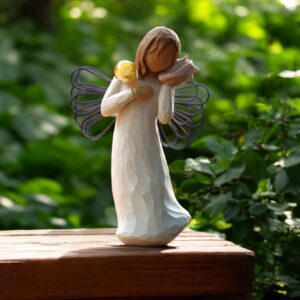 Willow Tree figurine – meisje dat een schelp tegen haar oor houdt