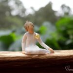 Willow Tree figurine Thoughtful Child – zittend kind in stilte met hoofd licht gebogen