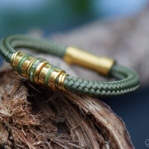 Urn heren gedenkarmband van olijfgroen sailrope met gouden rvs crematie-as bedel en designbedels met olijfgroen glaspigment inleg.