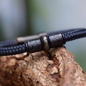 Donkerblauwe heren armband van sailrope met zwarte rvs asbedel